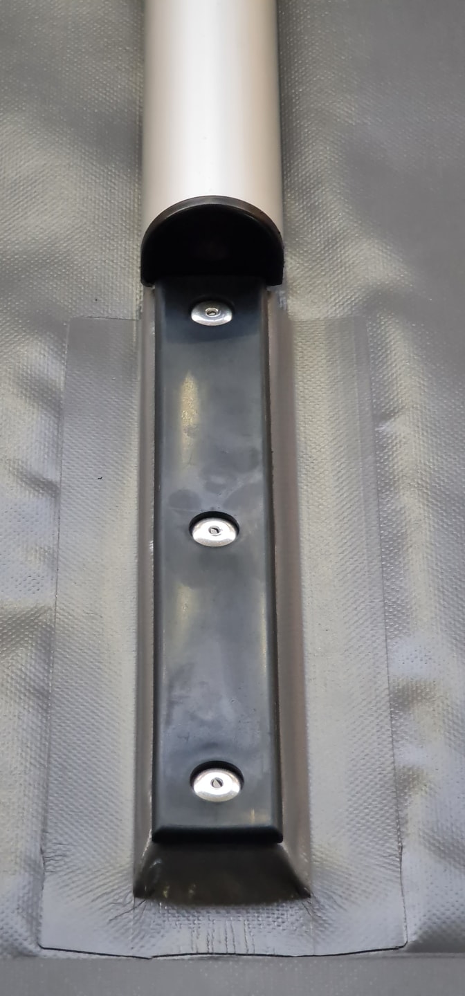 Nahaufnahme eines Aluminiumrohrs mit Befestigungsplatte an der Plane einer Stangenabdeckung