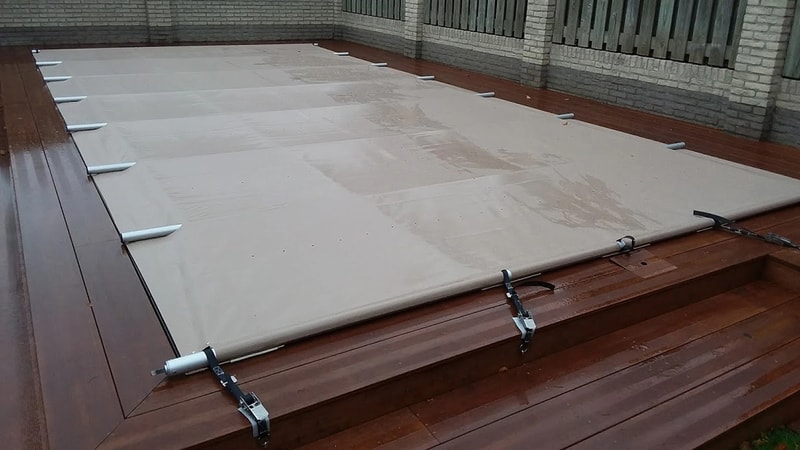 Beige Stangenabdeckung mit Aluminiumrohren und Spanngurten an den Stirnseiten